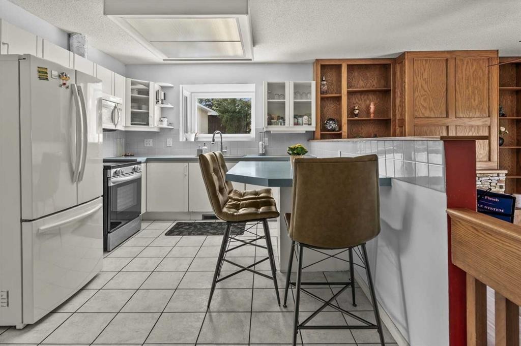 740 Canfield Place Sw, Calgary, AB - Indoor Photo Showing Kitchen
