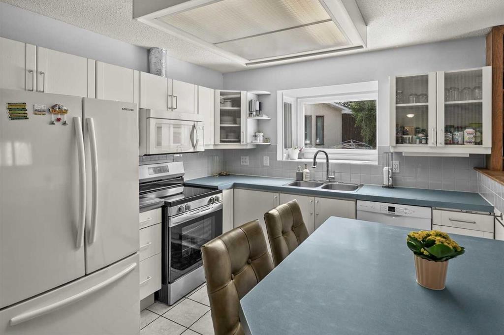 740 Canfield Place Sw, Calgary, AB - Indoor Photo Showing Kitchen With Double Sink