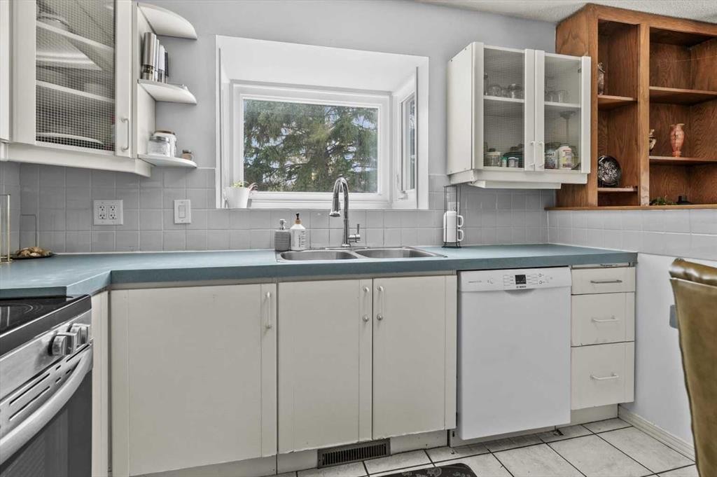 740 Canfield Place Sw, Calgary, AB - Indoor Photo Showing Kitchen With Double Sink