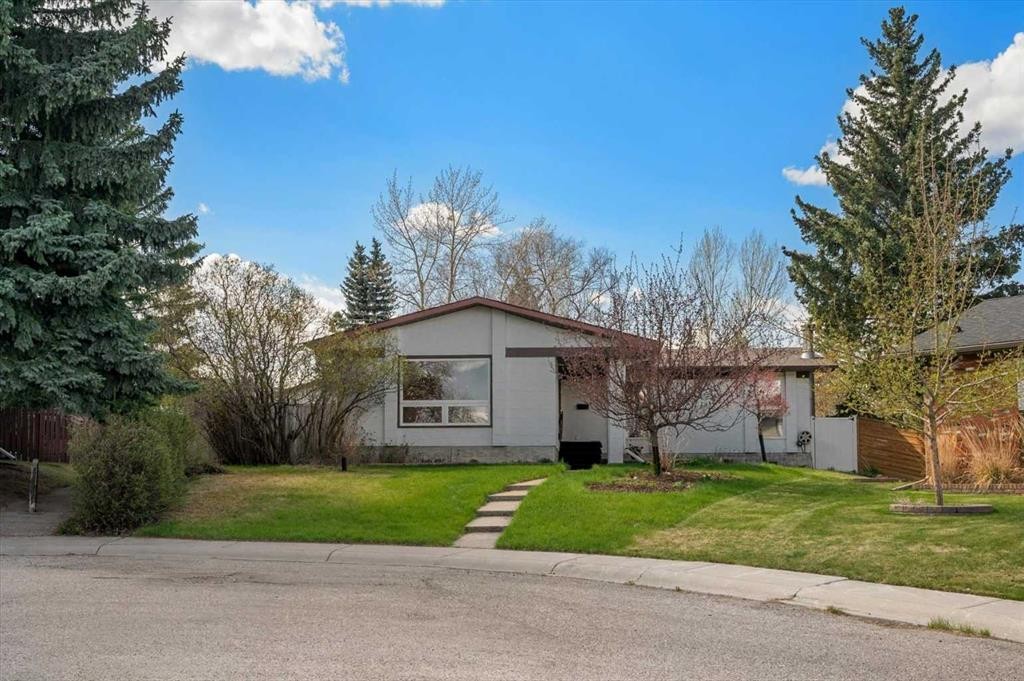740 Canfield Place Sw, Calgary, AB - Outdoor