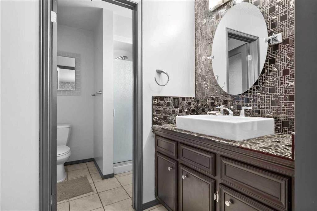 740 Canfield Place Sw, Calgary, AB - Indoor Photo Showing Bathroom