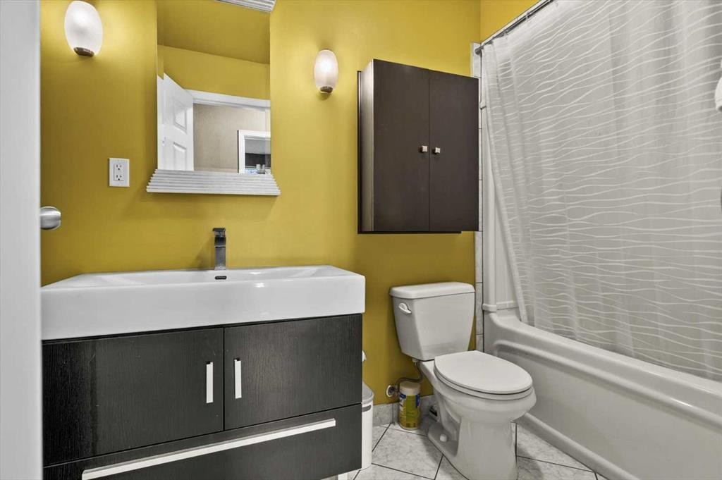 740 Canfield Place Sw, Calgary, AB - Indoor Photo Showing Bathroom