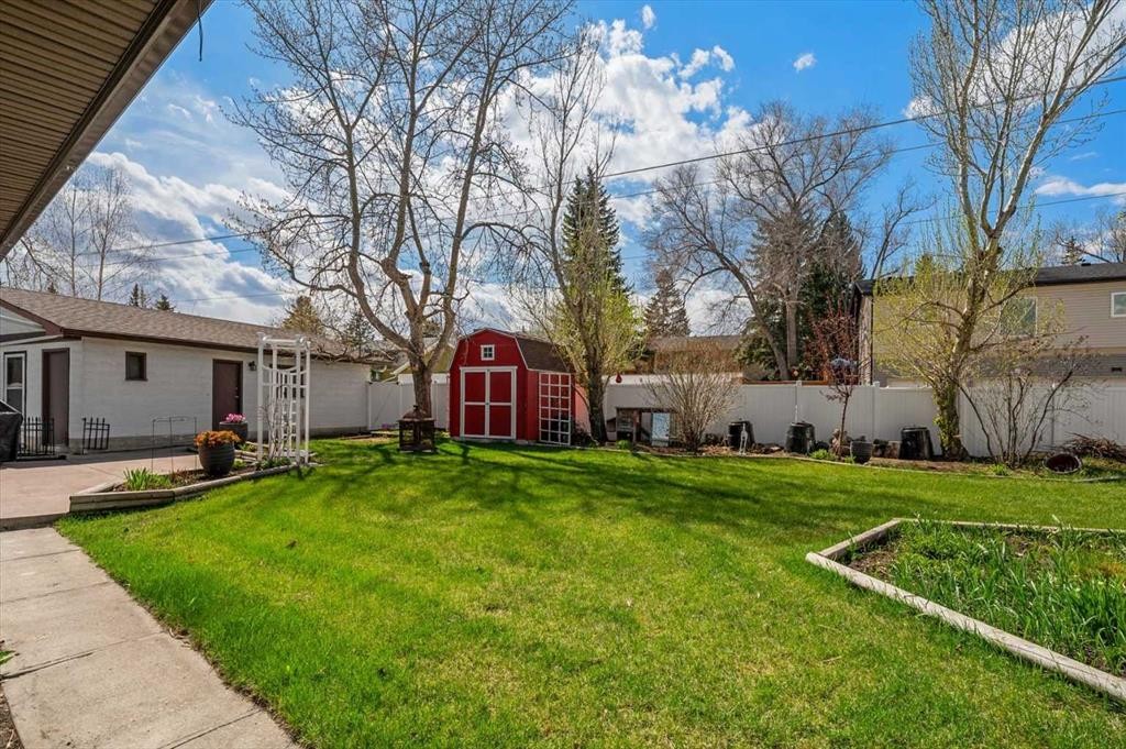 740 Canfield Place Sw, Calgary, AB - Outdoor