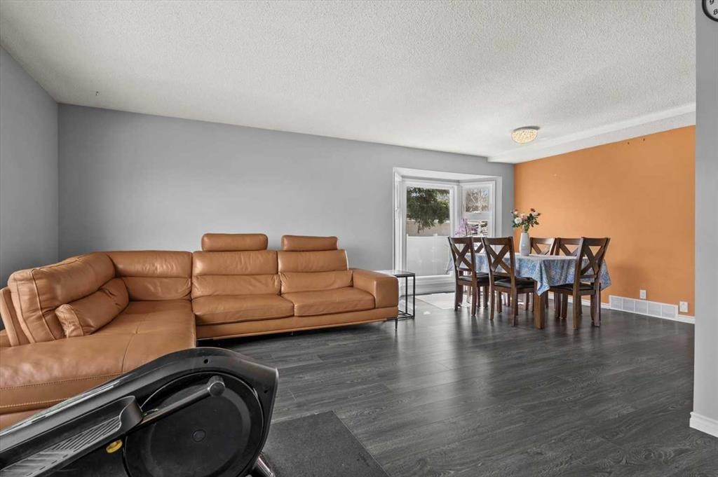 740 Canfield Place Sw, Calgary, AB - Indoor Photo Showing Living Room