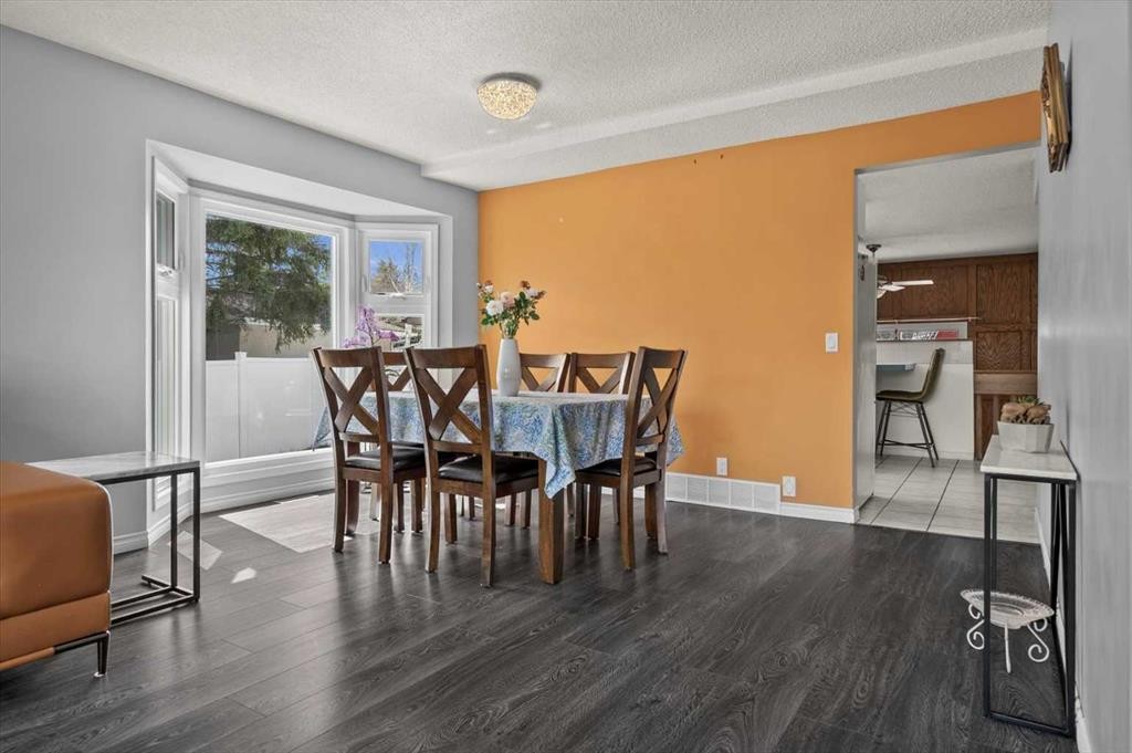740 Canfield Place Sw, Calgary, AB - Indoor Photo Showing Dining Room