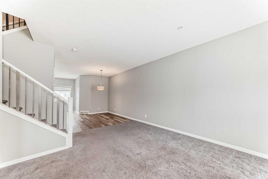 148 Howse Avenue Ne, Calgary, AB - Indoor Photo Showing Other Room