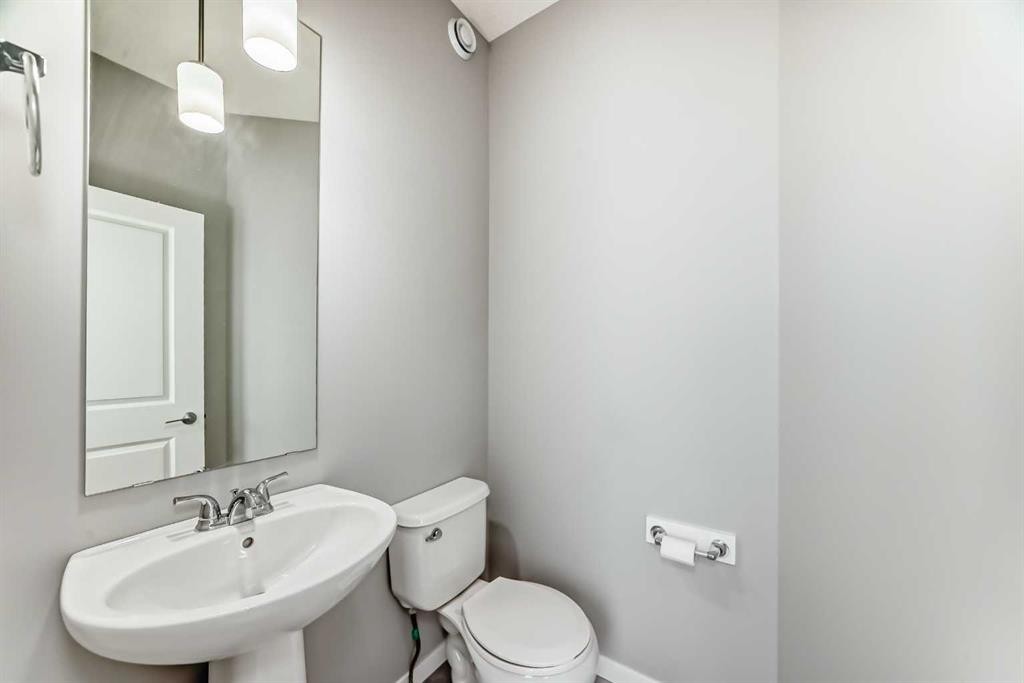 148 Howse Avenue Ne, Calgary, AB - Indoor Photo Showing Bathroom