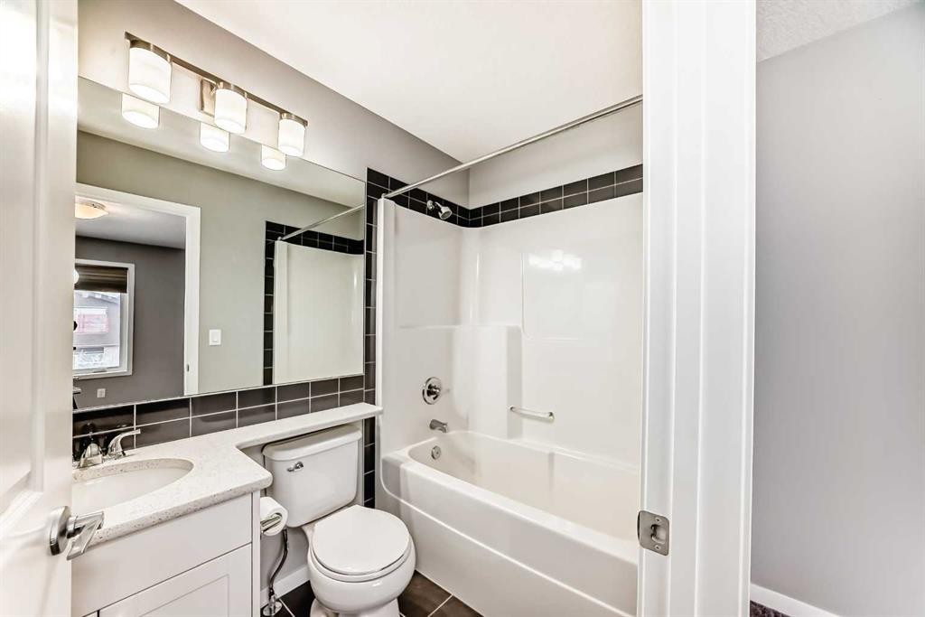 148 Howse Avenue Ne, Calgary, AB - Indoor Photo Showing Bathroom