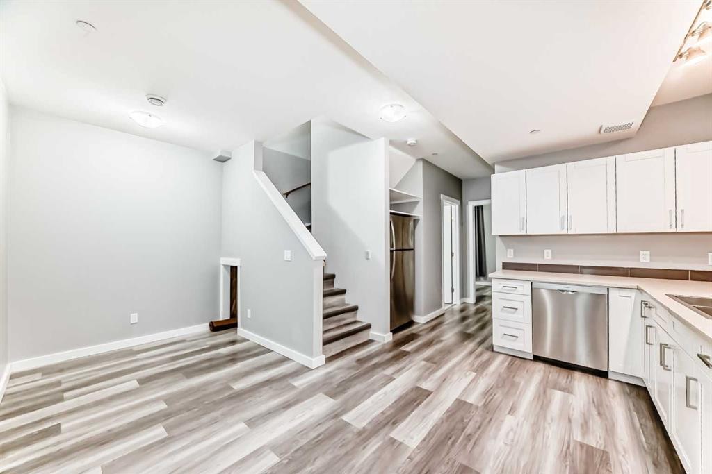 148 Howse Avenue Ne, Calgary, AB - Indoor Photo Showing Kitchen