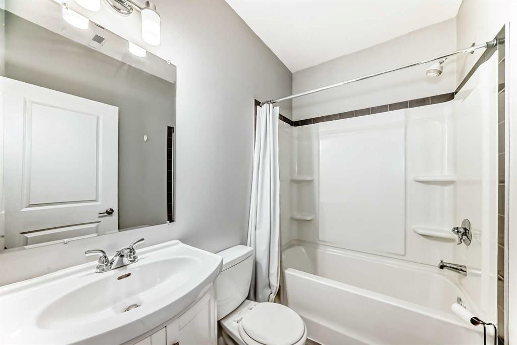 148 Howse Avenue Ne, Calgary, AB - Indoor Photo Showing Bathroom