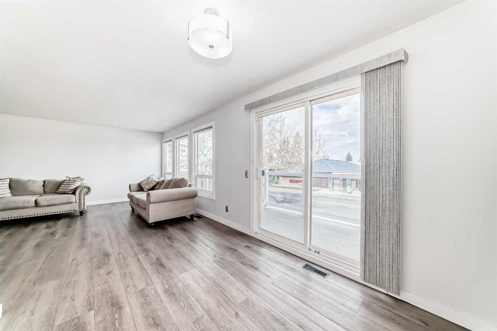 6824 Temple Drive Ne, Calgary, AB - Indoor Photo Showing Living Room