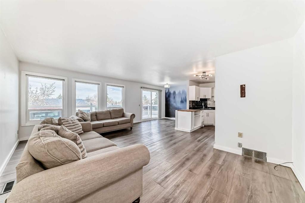 6824 Temple Drive Ne, Calgary, AB - Indoor Photo Showing Living Room