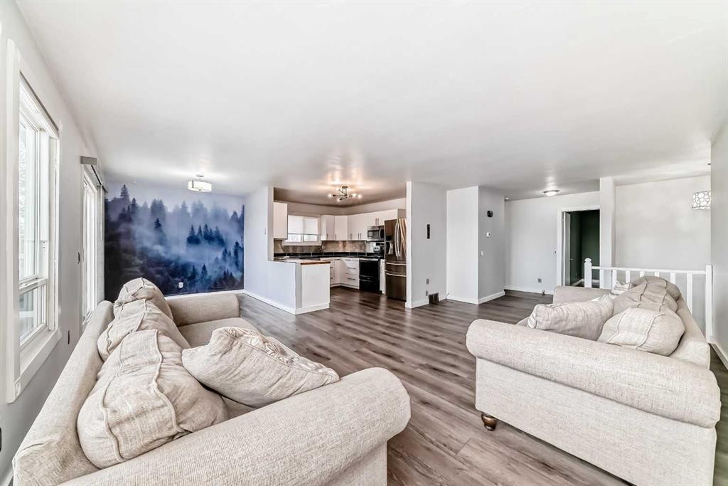 6824 Temple Drive Ne, Calgary, AB - Indoor Photo Showing Living Room