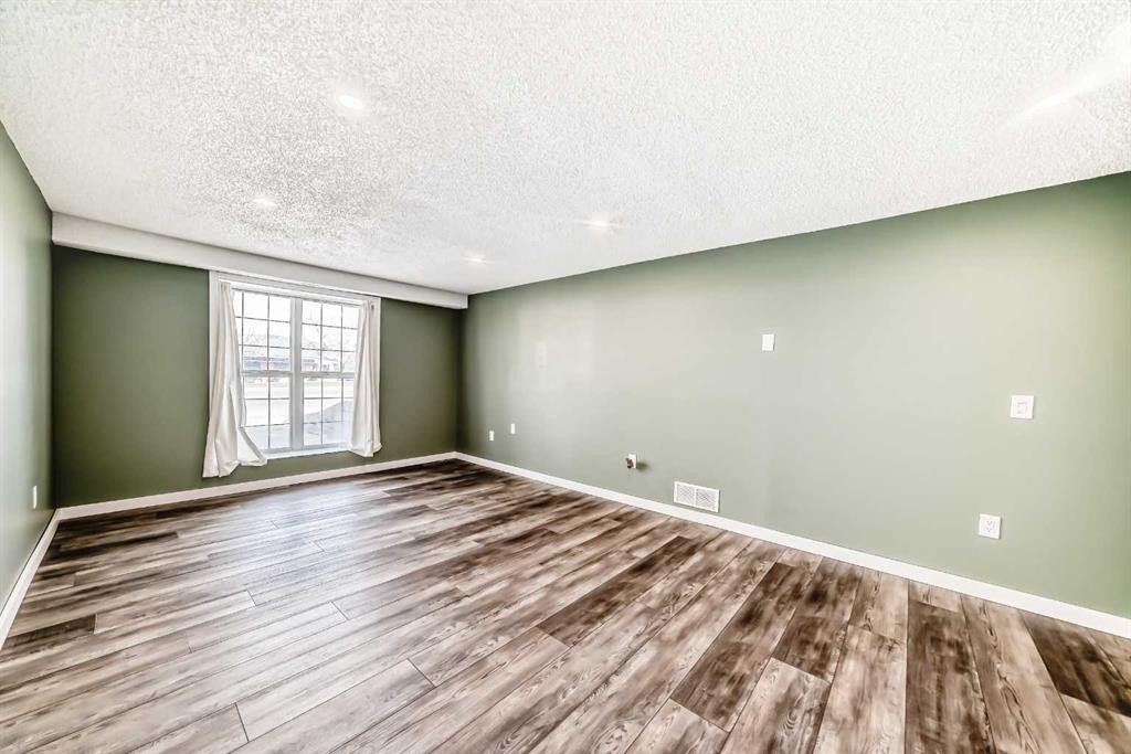6824 Temple Drive Ne, Calgary, AB - Indoor Photo Showing Other Room
