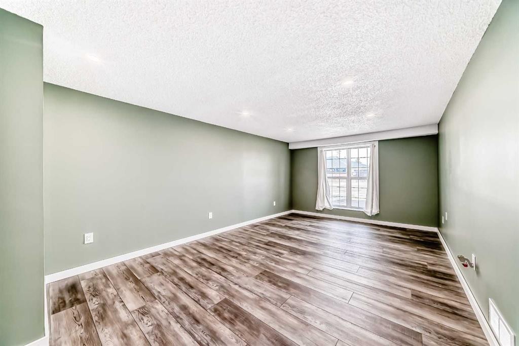 6824 Temple Drive Ne, Calgary, AB - Indoor Photo Showing Other Room