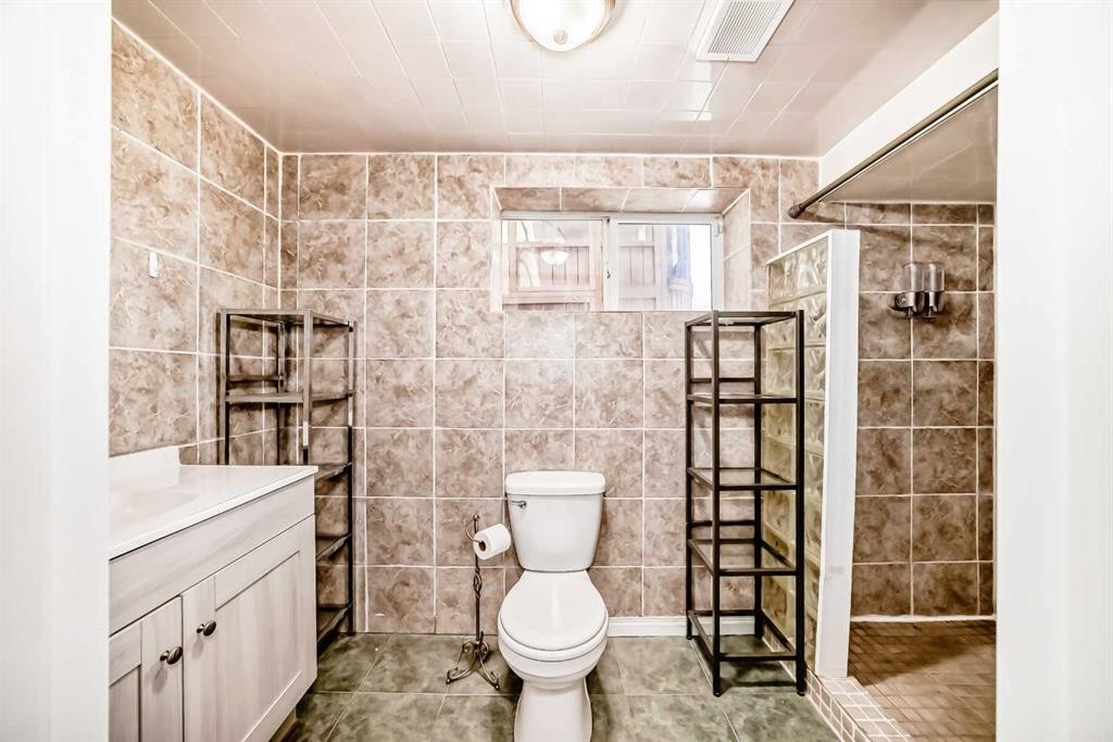 6824 Temple Drive Ne, Calgary, AB - Indoor Photo Showing Bathroom