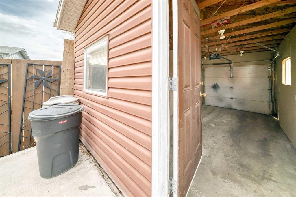 6824 Temple Drive Ne, Calgary, AB - Indoor Photo Showing Garage