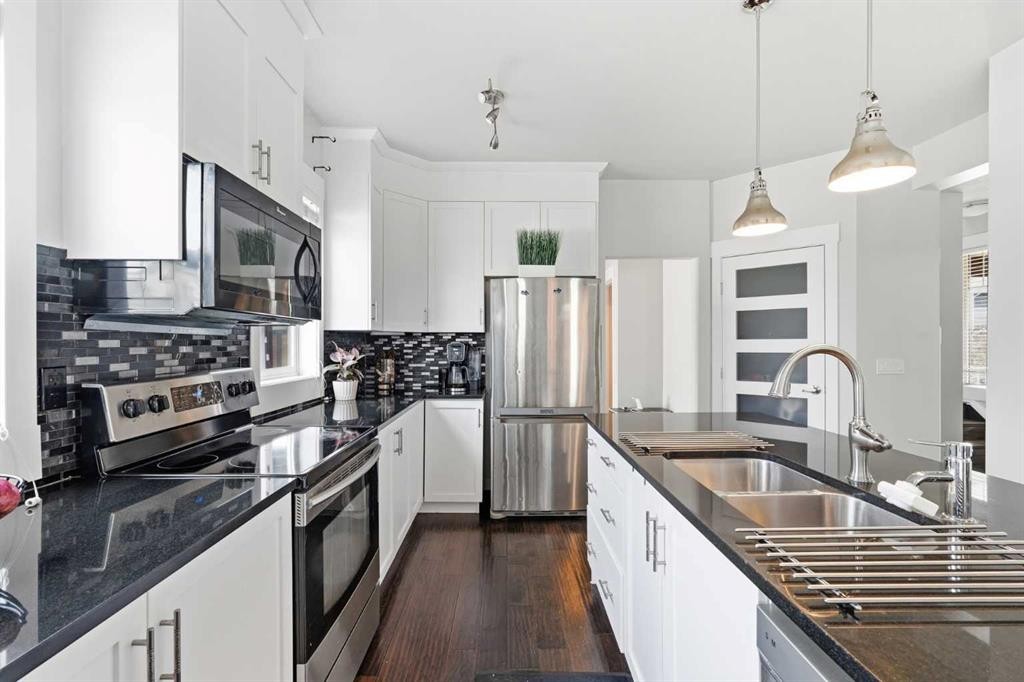 161 Rainbow Falls Glen, Chestermere, AB - Indoor Photo Showing Kitchen With Stainless Steel Kitchen With Double Sink With Upgraded Kitchen