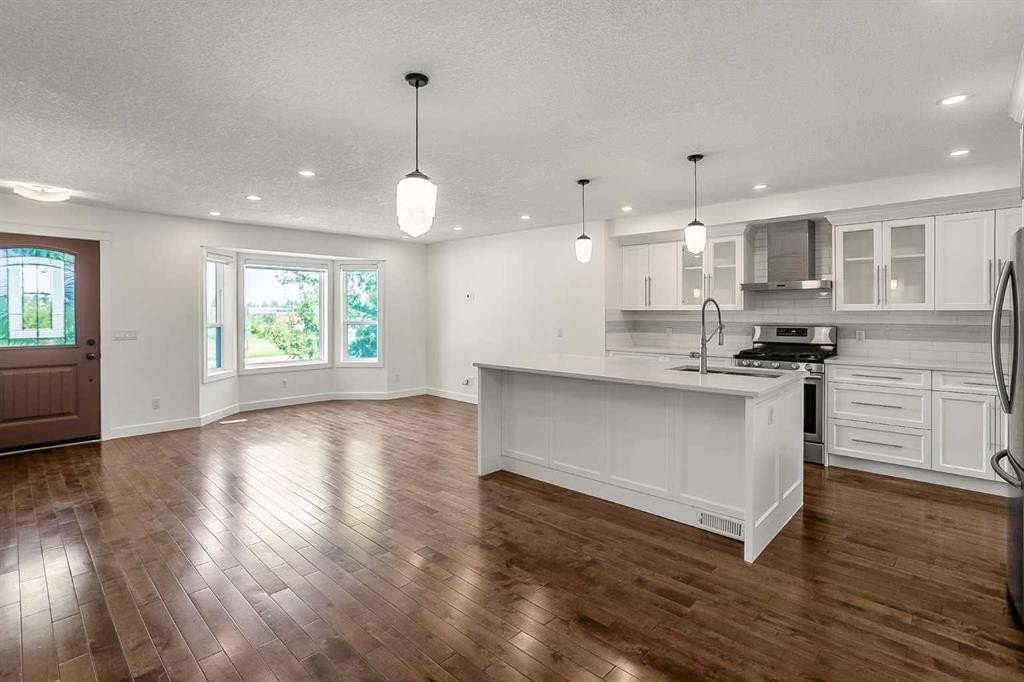 95 Hillgrove Crescent Sw, Calgary, AB - Indoor Photo Showing Kitchen With Upgraded Kitchen