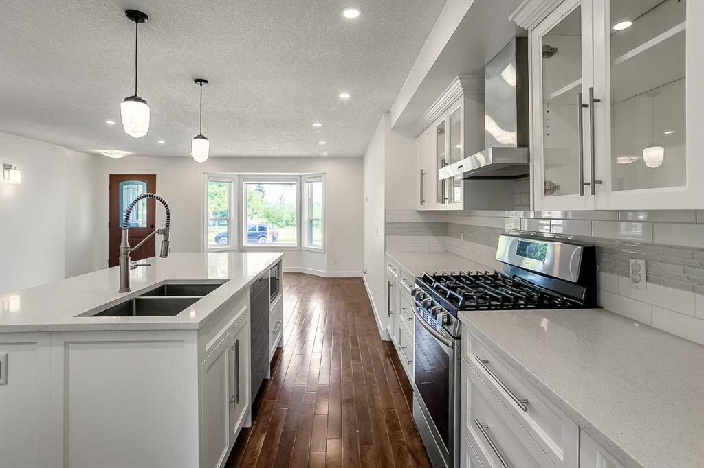 95 Hillgrove Crescent Sw, Calgary, AB - Indoor Photo Showing Kitchen With Double Sink With Upgraded Kitchen