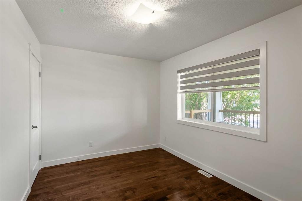95 Hillgrove Crescent Sw, Calgary, AB - Indoor Photo Showing Other Room