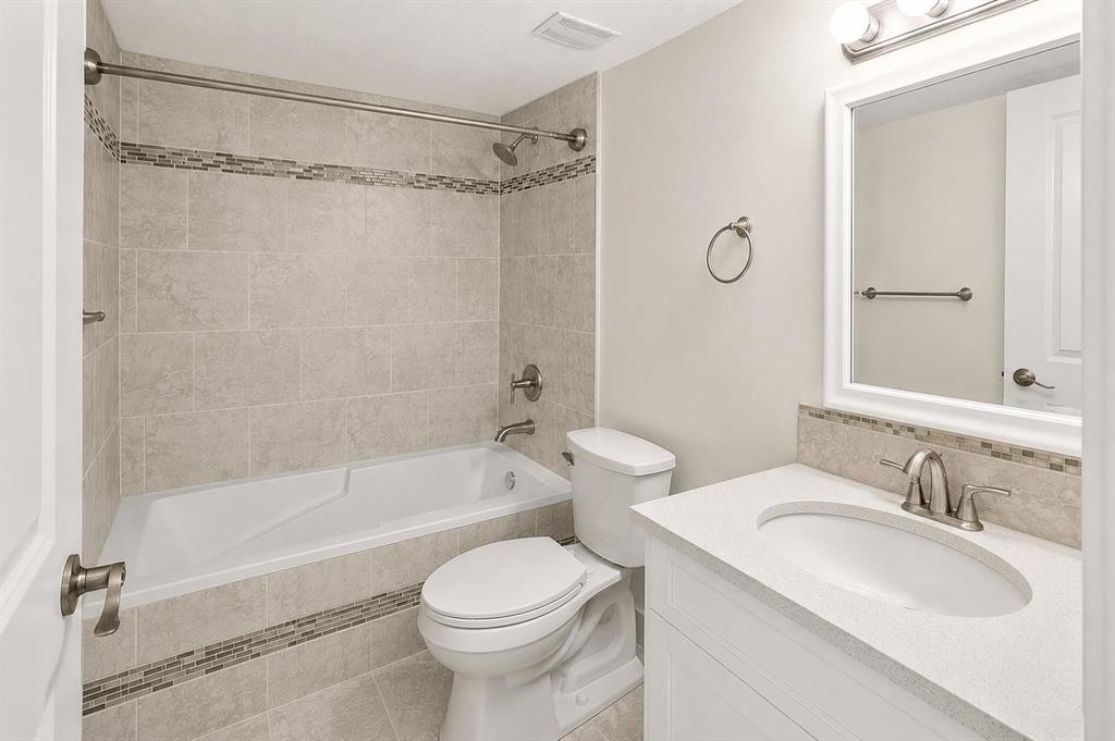 95 Hillgrove Crescent Sw, Calgary, AB - Indoor Photo Showing Bathroom