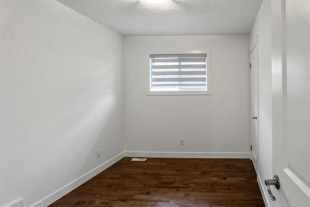 95 Hillgrove Crescent Sw, Calgary, AB - Indoor Photo Showing Other Room