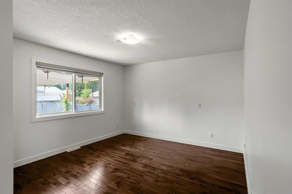 95 Hillgrove Crescent Sw, Calgary, AB - Indoor Photo Showing Other Room