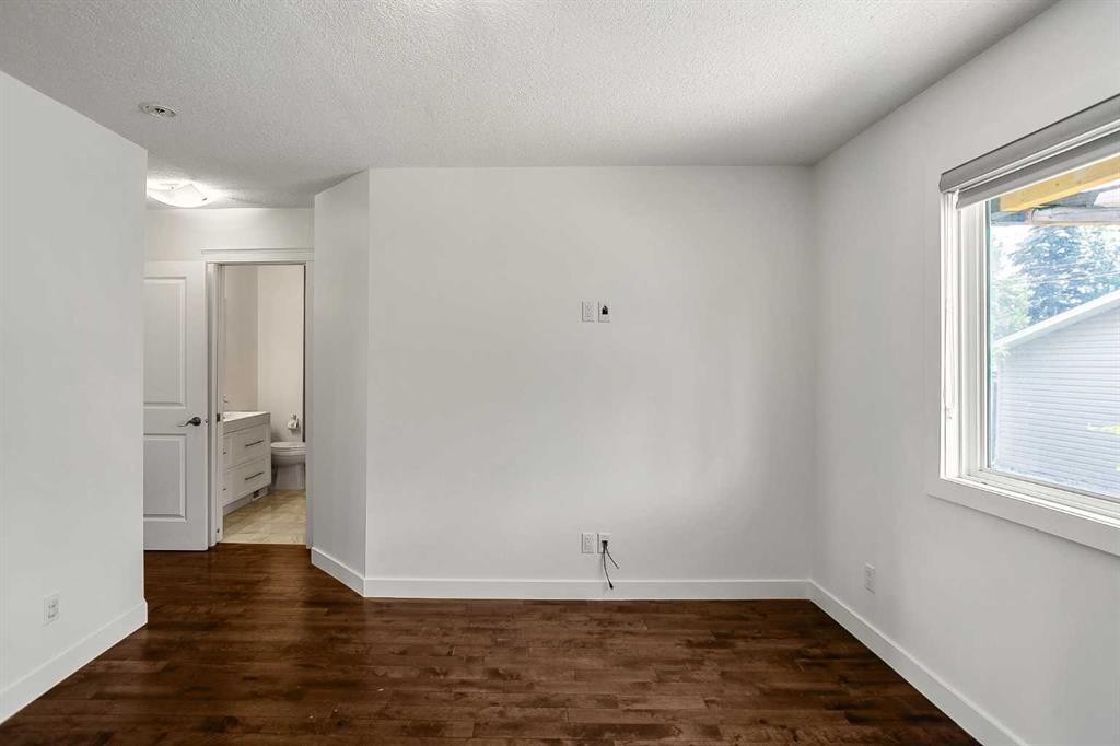 95 Hillgrove Crescent Sw, Calgary, AB - Indoor Photo Showing Other Room