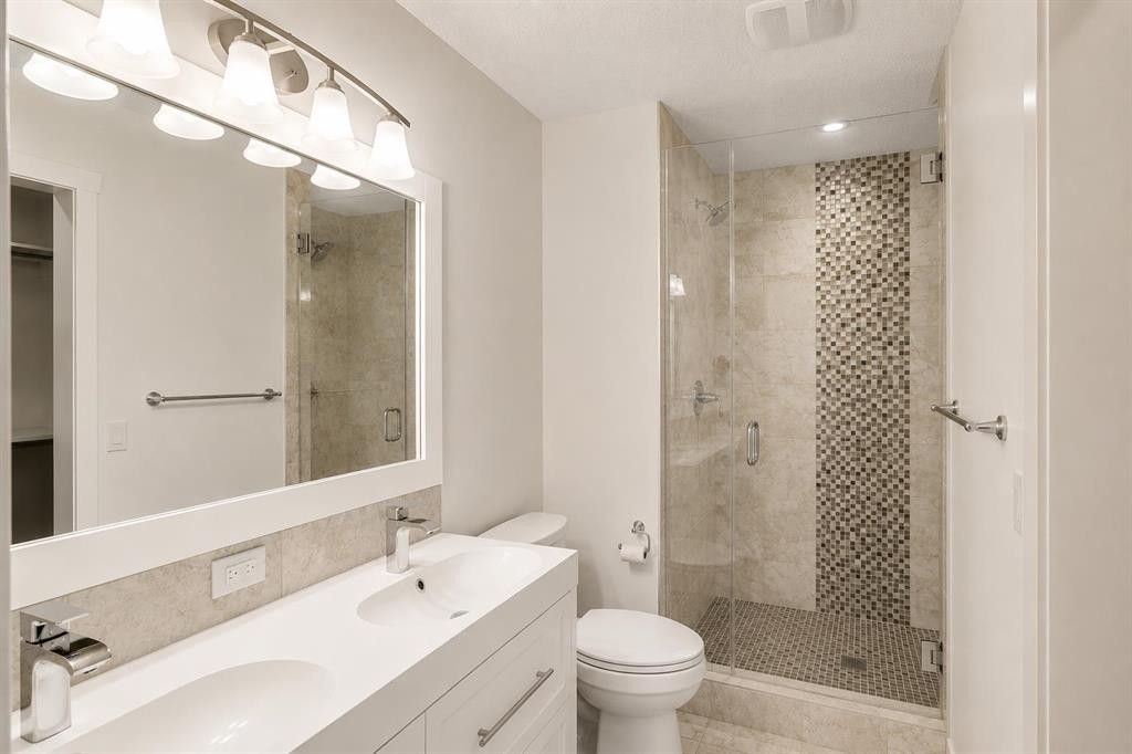 95 Hillgrove Crescent Sw, Calgary, AB - Indoor Photo Showing Bathroom