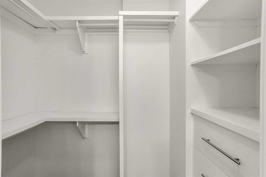 95 Hillgrove Crescent Sw, Calgary, AB - Indoor With Storage