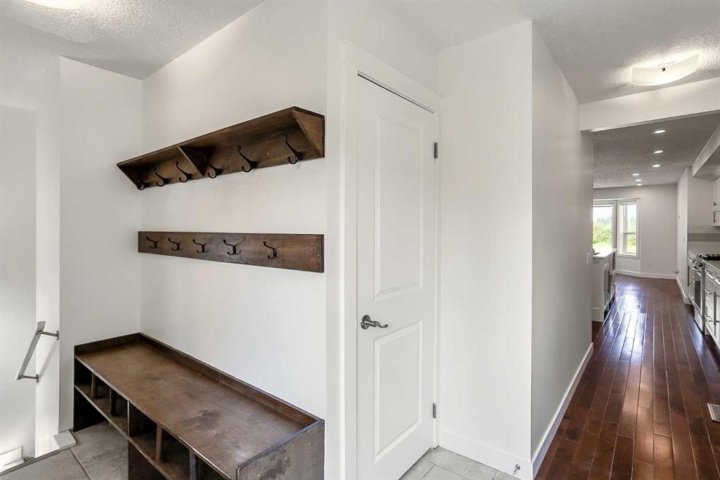 95 Hillgrove Crescent Sw, Calgary, AB - Indoor Photo Showing Other Room
