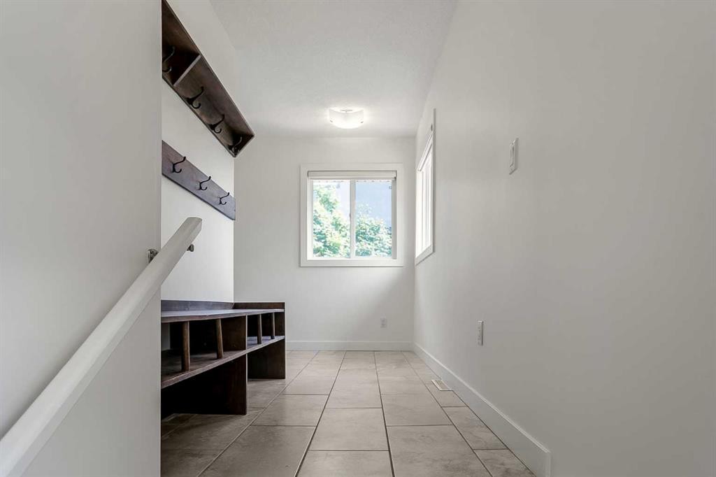 95 Hillgrove Crescent Sw, Calgary, AB - Indoor Photo Showing Other Room