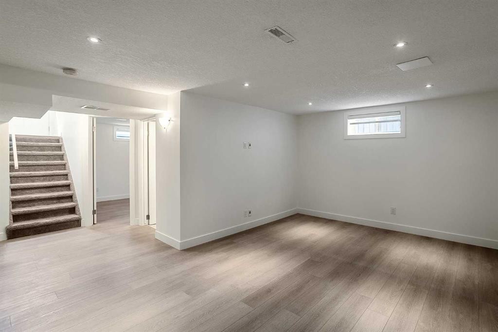 95 Hillgrove Crescent Sw, Calgary, AB - Indoor Photo Showing Other Room