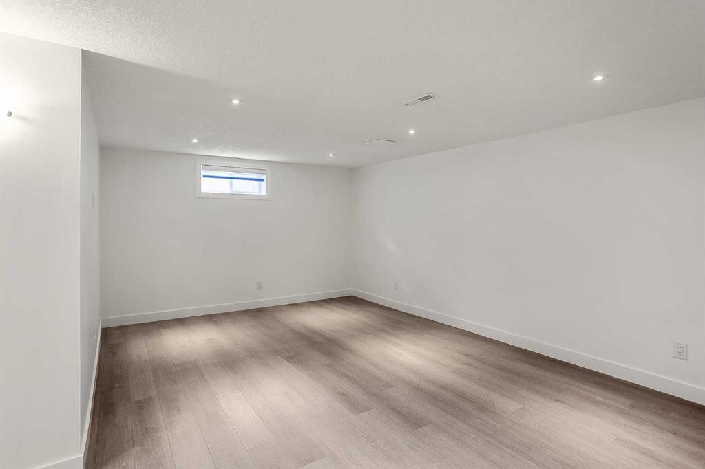 95 Hillgrove Crescent Sw, Calgary, AB - Indoor Photo Showing Other Room