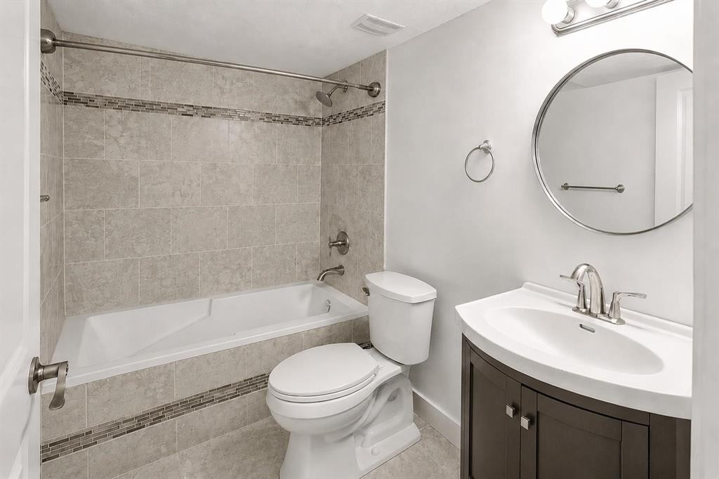 95 Hillgrove Crescent Sw, Calgary, AB - Indoor Photo Showing Bathroom