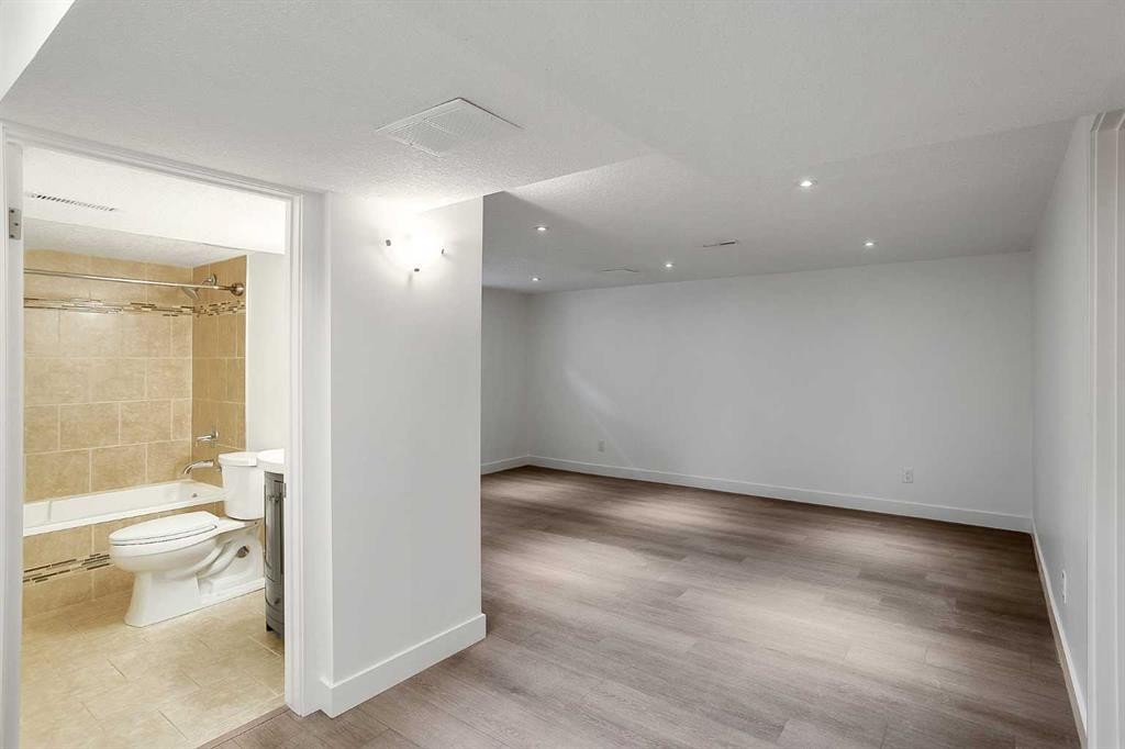 95 Hillgrove Crescent Sw, Calgary, AB - Indoor Photo Showing Other Room
