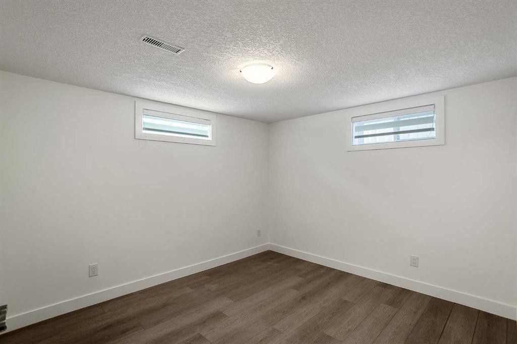 95 Hillgrove Crescent Sw, Calgary, AB - Indoor Photo Showing Other Room