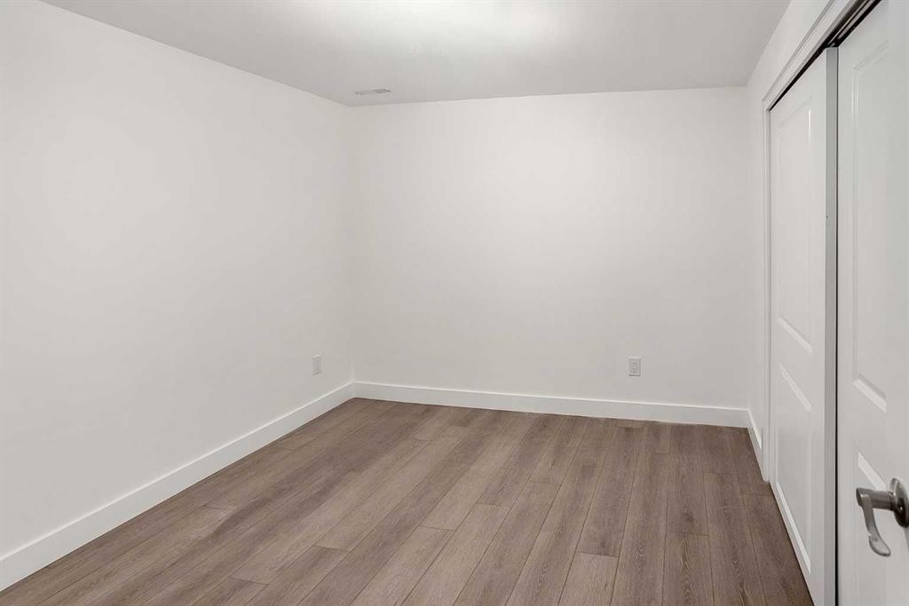 95 Hillgrove Crescent Sw, Calgary, AB - Indoor Photo Showing Other Room