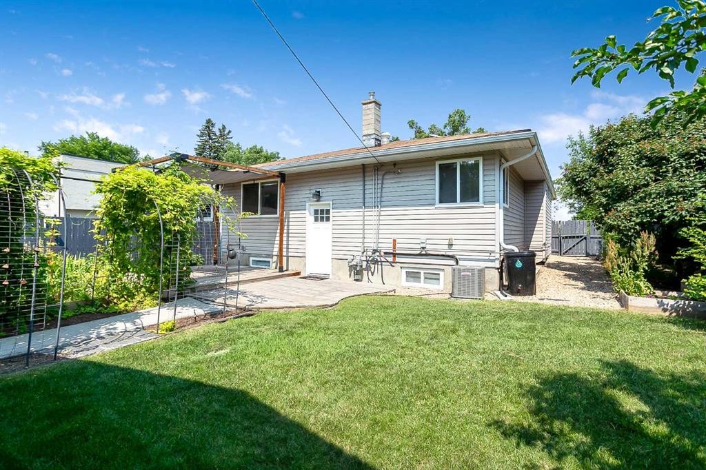 95 Hillgrove Crescent Sw, Calgary, AB - Outdoor
