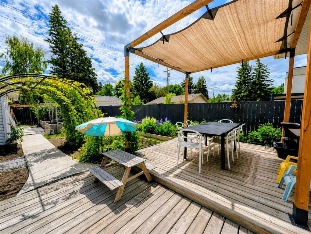 95 Hillgrove Crescent Sw, Calgary, AB - Outdoor With Deck Patio Veranda