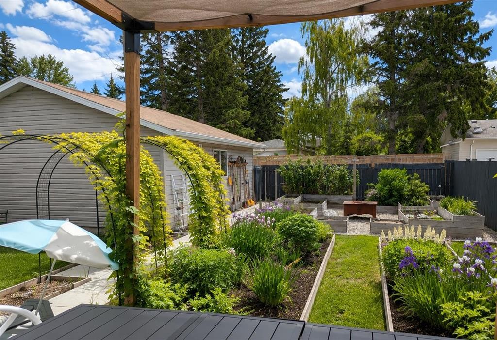 95 Hillgrove Crescent Sw, Calgary, AB - Outdoor With Deck Patio Veranda