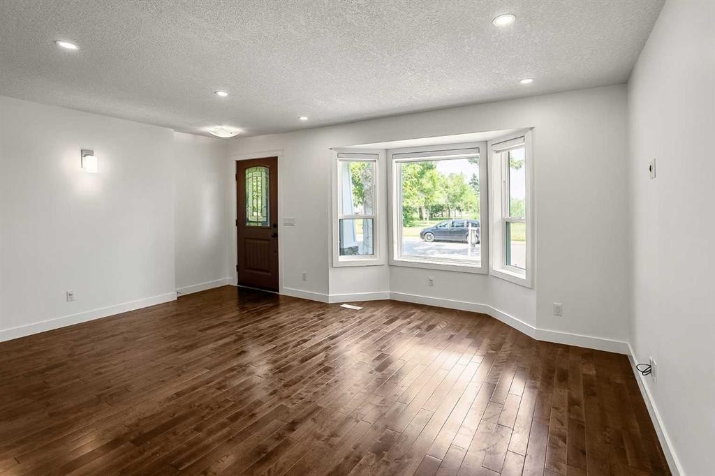 95 Hillgrove Crescent Sw, Calgary, AB - Indoor Photo Showing Other Room