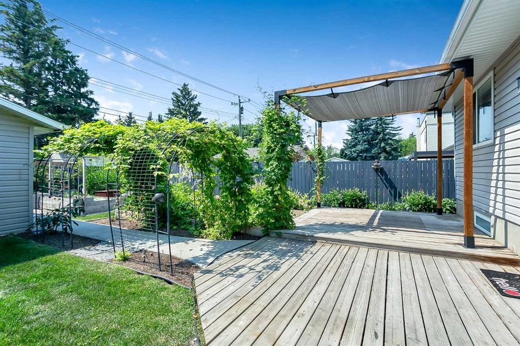 95 Hillgrove Crescent Sw, Calgary, AB - Outdoor With Deck Patio Veranda
