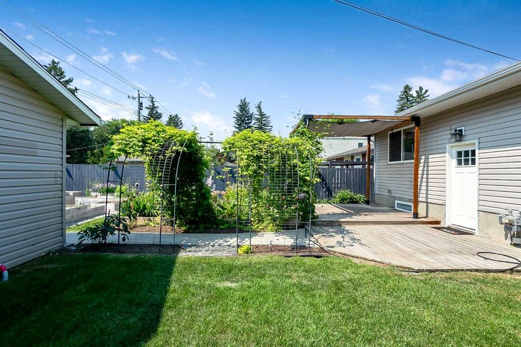95 Hillgrove Crescent Sw, Calgary, AB - Outdoor