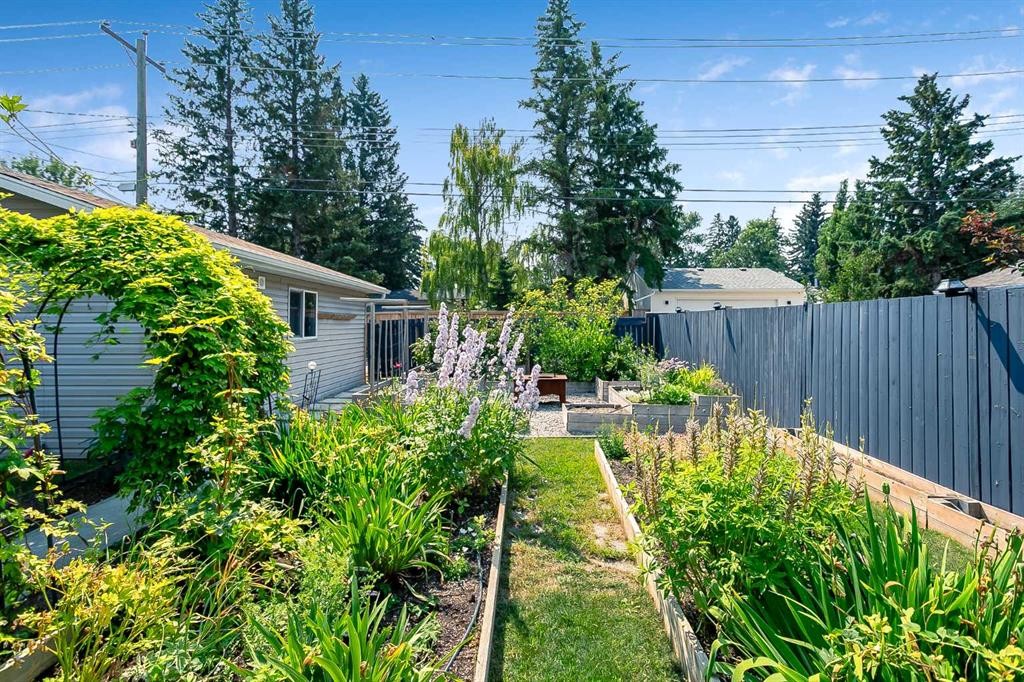 95 Hillgrove Crescent Sw, Calgary, AB - Outdoor