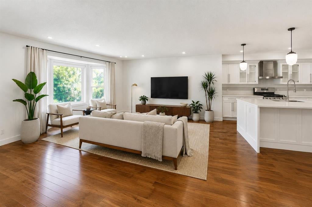 95 Hillgrove Crescent Sw, Calgary, AB - Indoor Photo Showing Living Room