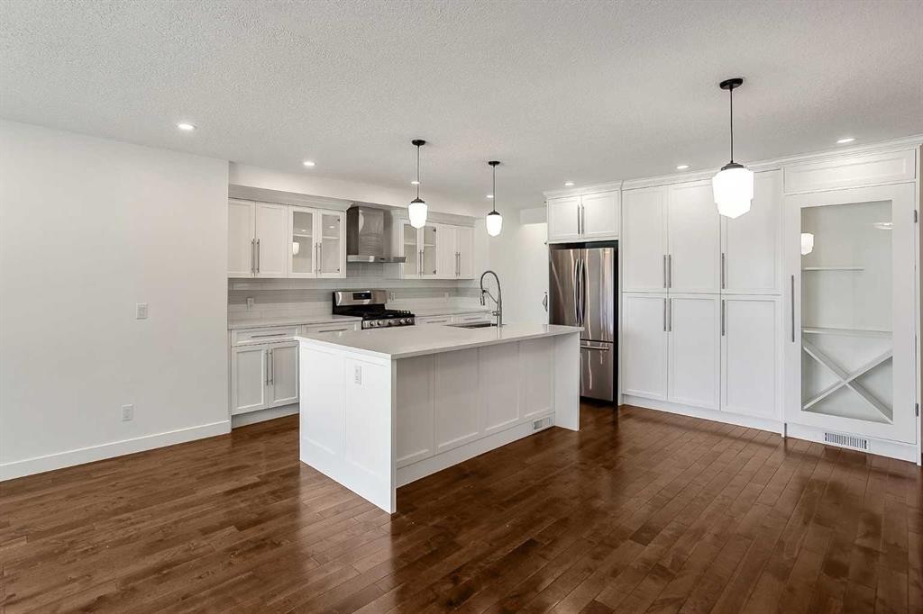 95 Hillgrove Crescent Sw, Calgary, AB - Indoor Photo Showing Kitchen With Upgraded Kitchen