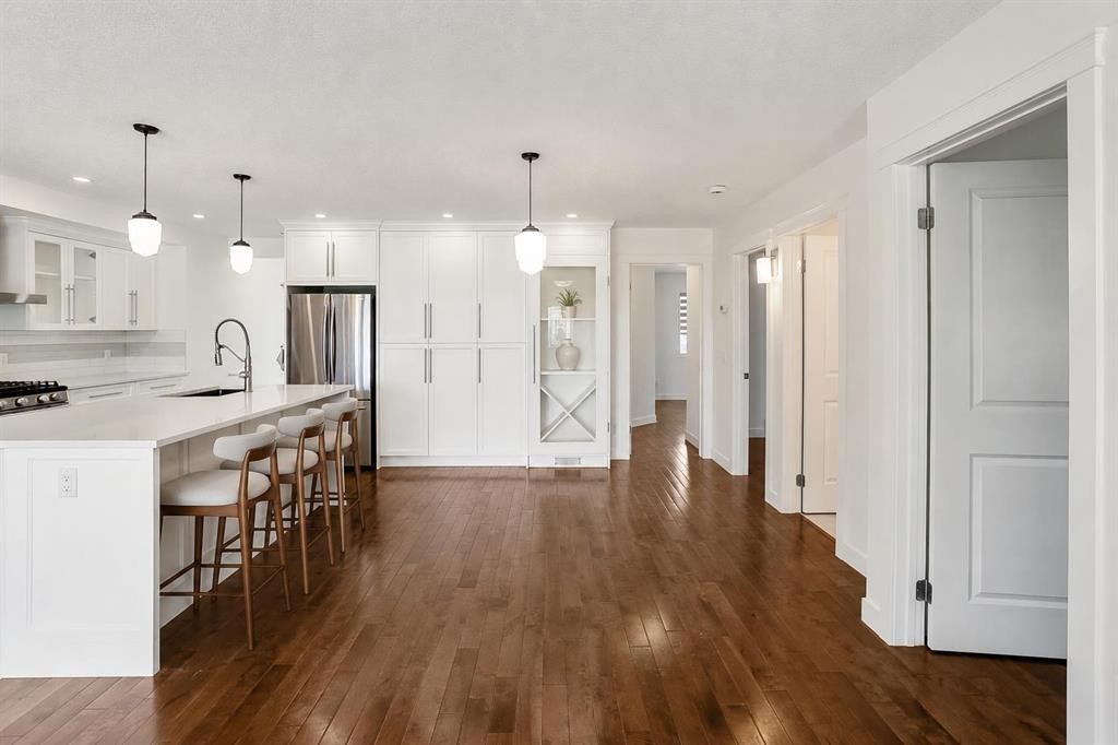 95 Hillgrove Crescent Sw, Calgary, AB - Indoor Photo Showing Kitchen With Upgraded Kitchen