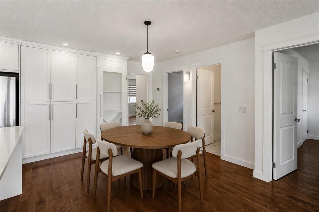 95 Hillgrove Crescent Sw, Calgary, AB - Indoor Photo Showing Dining Room